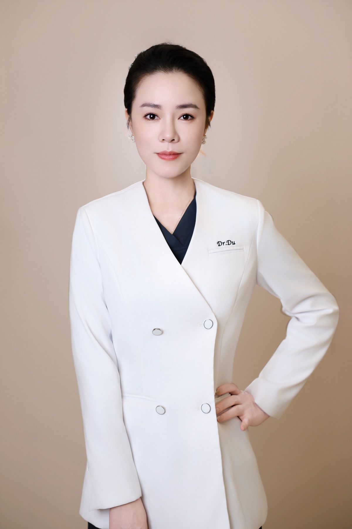 杜娟医生白大褂形象照